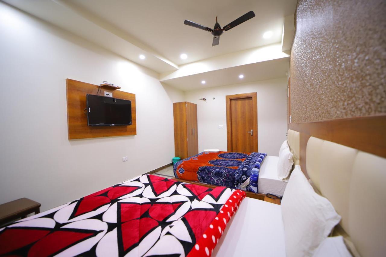 Hotel Royal Phoenix Агра Екстериор снимка