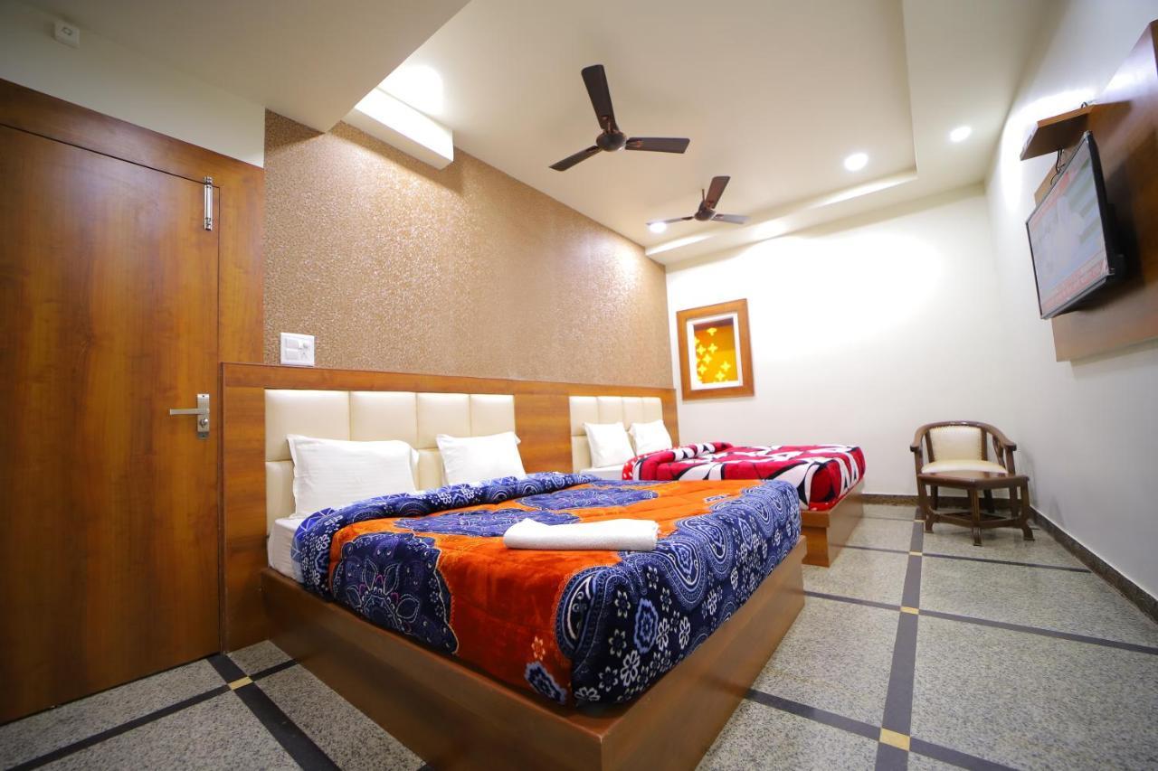Hotel Royal Phoenix Агра Екстериор снимка