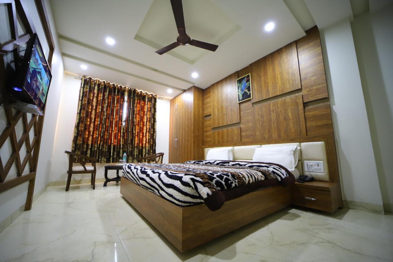 Hotel Royal Phoenix Агра Екстериор снимка