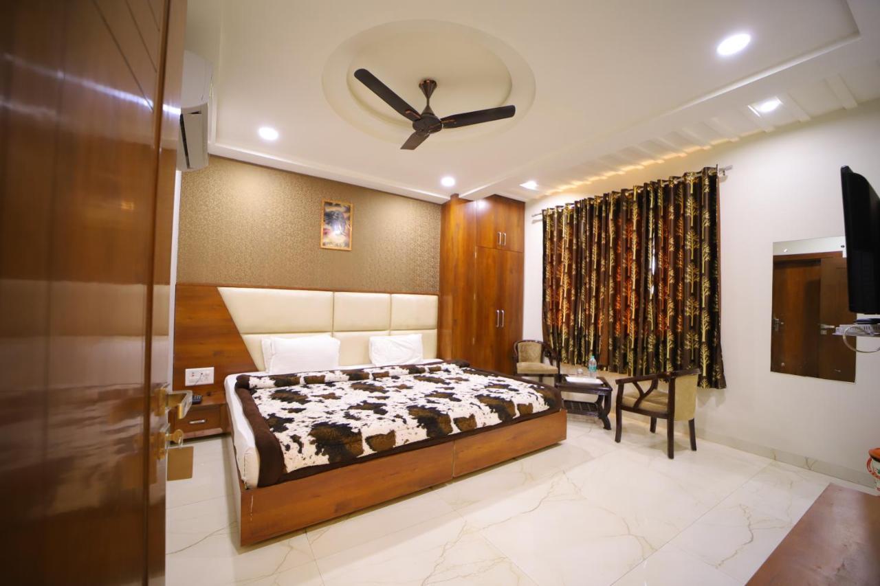 Hotel Royal Phoenix Агра Екстериор снимка