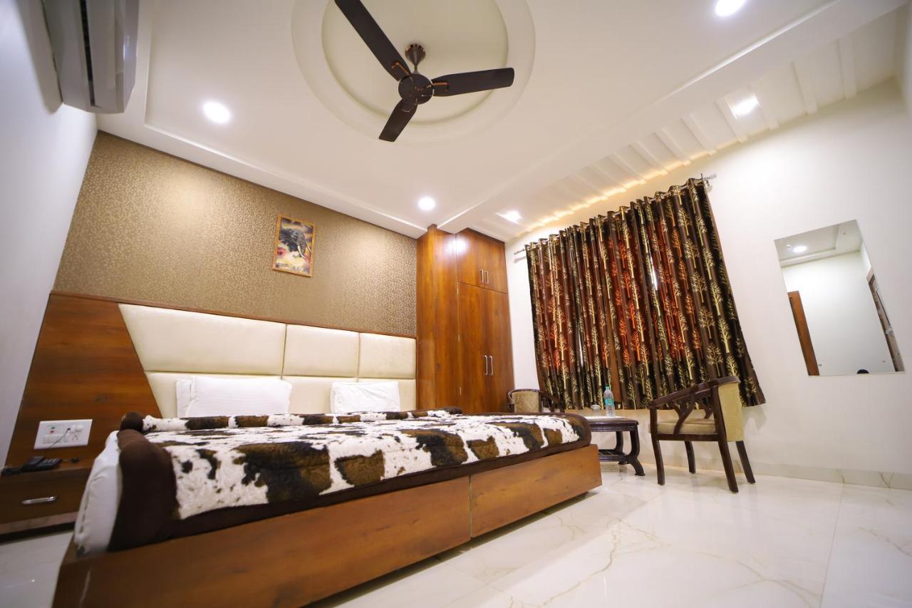 Hotel Royal Phoenix Агра Екстериор снимка